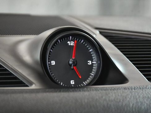 Used 2022 Porsche Cayenne Platinum Edition image 23