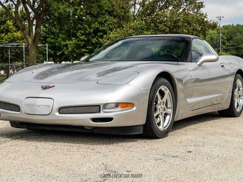 Used 2004 Chevrolet Corvette Coupe w/ Roof Package RWD image 12