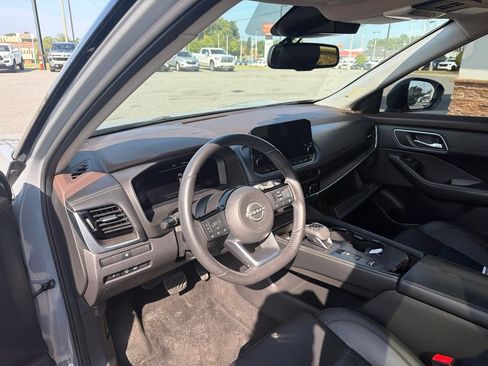Used 2023 Nissan Rogue Platinum FWD image 4