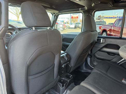 Used 2018 Jeep Wrangler Unlimited Sahara image 34
