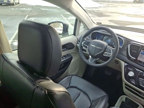 Used 2024 Chrysler Pacifica Select image 15