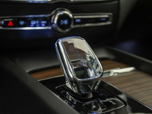 Certified 2023 Volvo XC60 T8 Ultimate AWD/4WD image 23