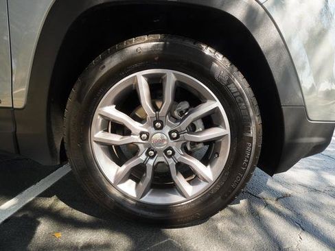 Used 2024 GMC Terrain SLT image 40