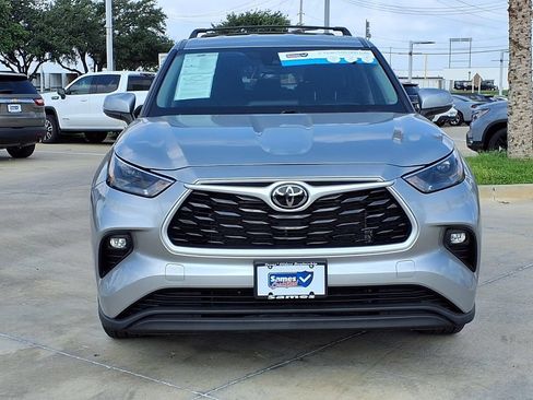 Used 2024 Toyota Highlander LE FWD image 2