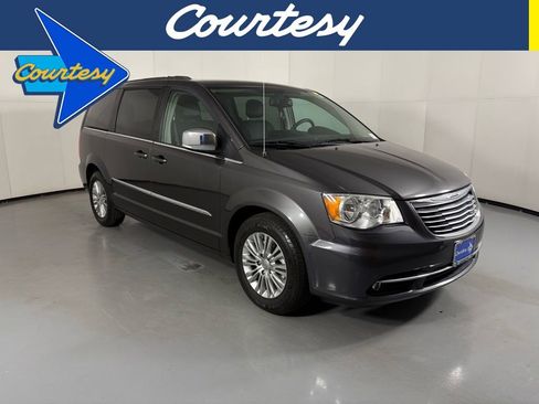 Used 2015 Chrysler Town & Country Touring-L image 1