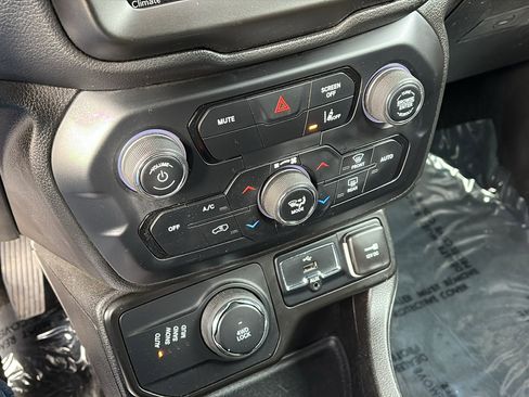 Certified 2023 Jeep Renegade Latitude image 19