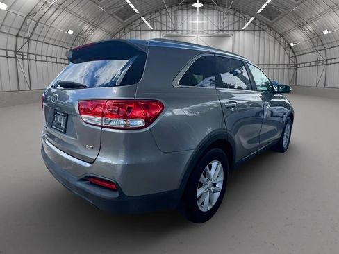 Used 2017 Kia Sorento FWD w/ LX Convenience Package image 6