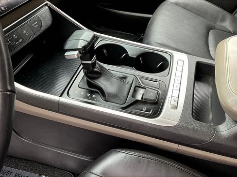 Used 2025 Kia Carnival FWD image 18