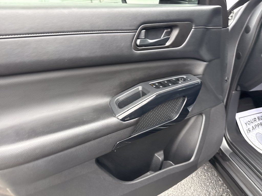 Used 2025 Nissan Pathfinder SV w/ SV Premium Package FWD image 24