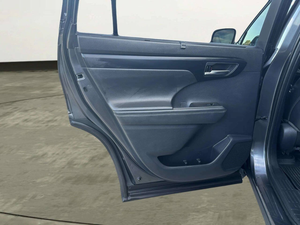 Used 2021 Toyota Highlander XLE AWD/4WD image 12