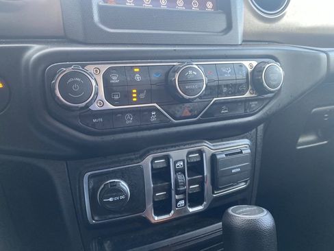 Used 2022 Jeep Gladiator Willys image 9