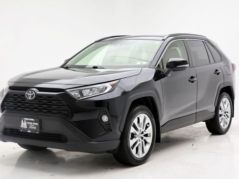 Used 2020 Toyota RAV4 XLE Premium image 2