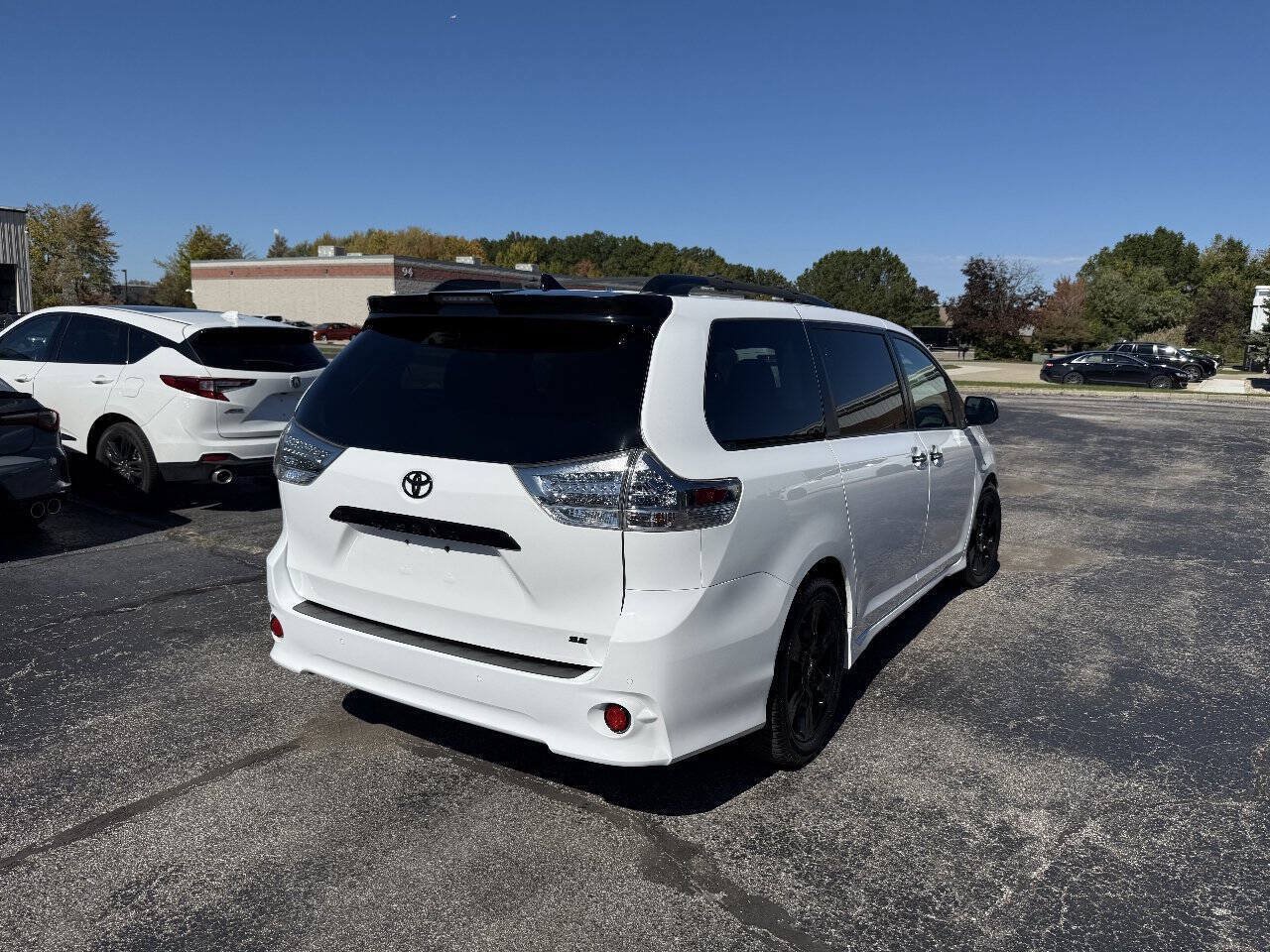 Used 2020 Toyota Sienna SE Premium w/ Nightshade Edition FWD image 5