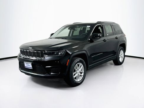 Used 2023 Jeep Grand Cherokee Laredo image 1