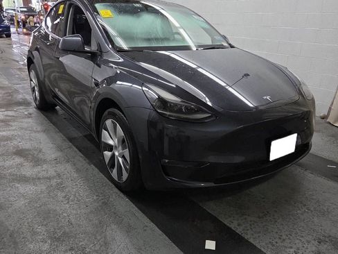 Used 2024 Tesla Model Y Long Range AWD/4WD image 3