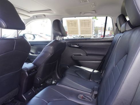 Used 2023 Toyota Highlander XLE FWD image 12