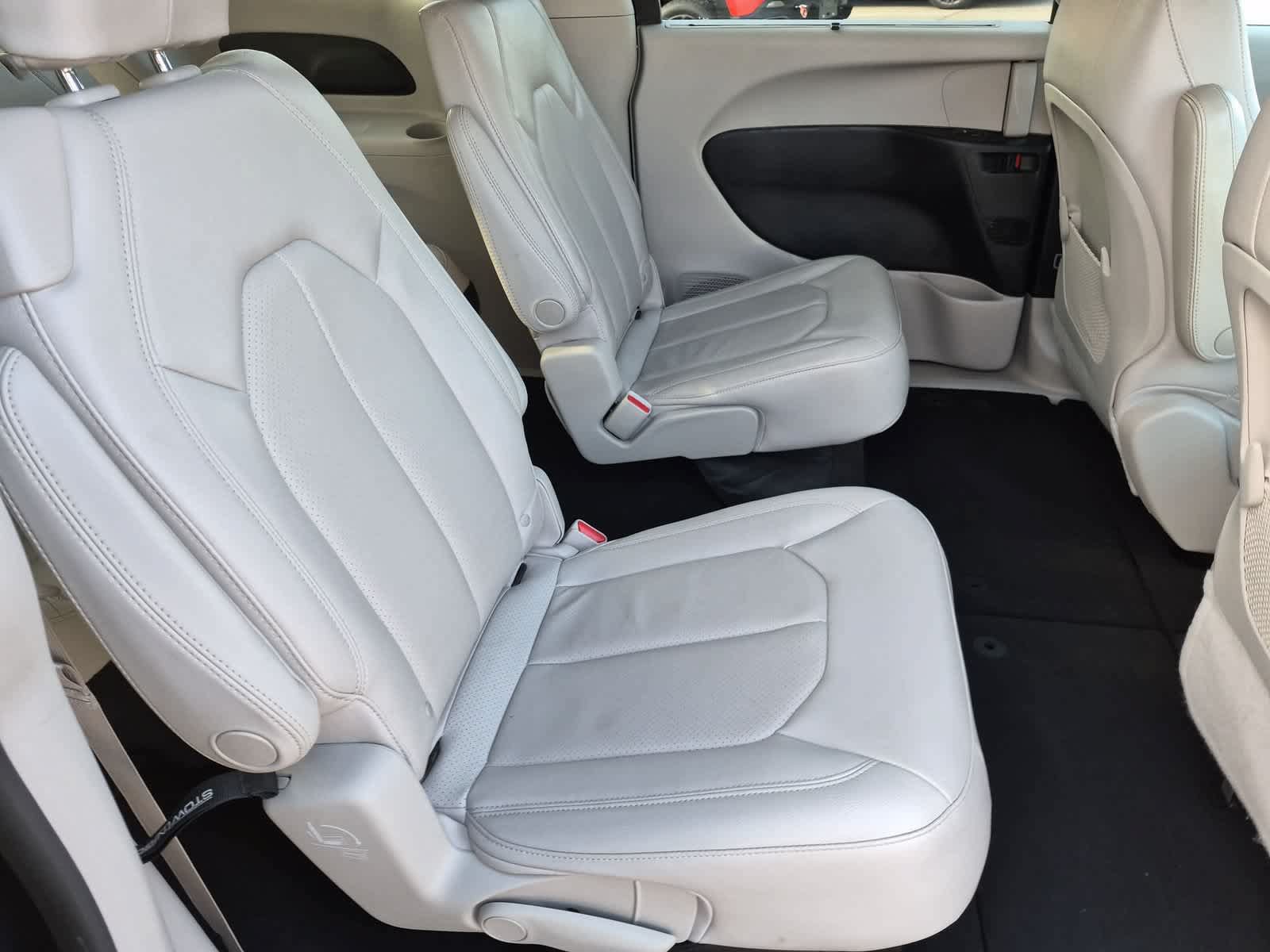 Used 2020 Chrysler Pacifica Touring-L w/ Advanced Safetytec Group FWD image 20