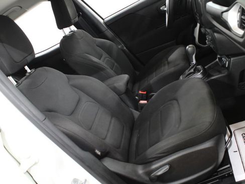 Used 2018 Jeep Renegade Latitude FWD image 25