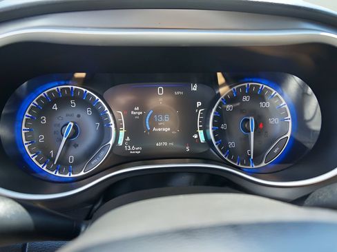 Used 2024 Chrysler Pacifica Touring-L FWD image 20