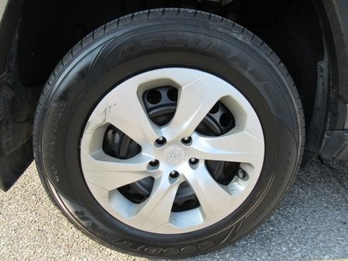 Used 2019 Toyota RAV4 LE FWD image 8