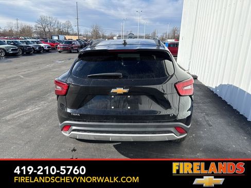 Used 2025 Chevrolet Trax LT w/ LT Convenience Package image 3