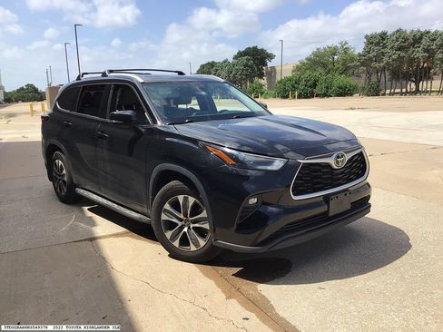 Used 2022 Toyota Highlander XLE FWD image 4