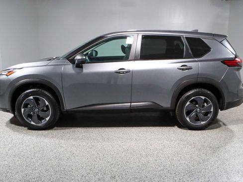 Used 2024 Nissan Rogue SV image 10