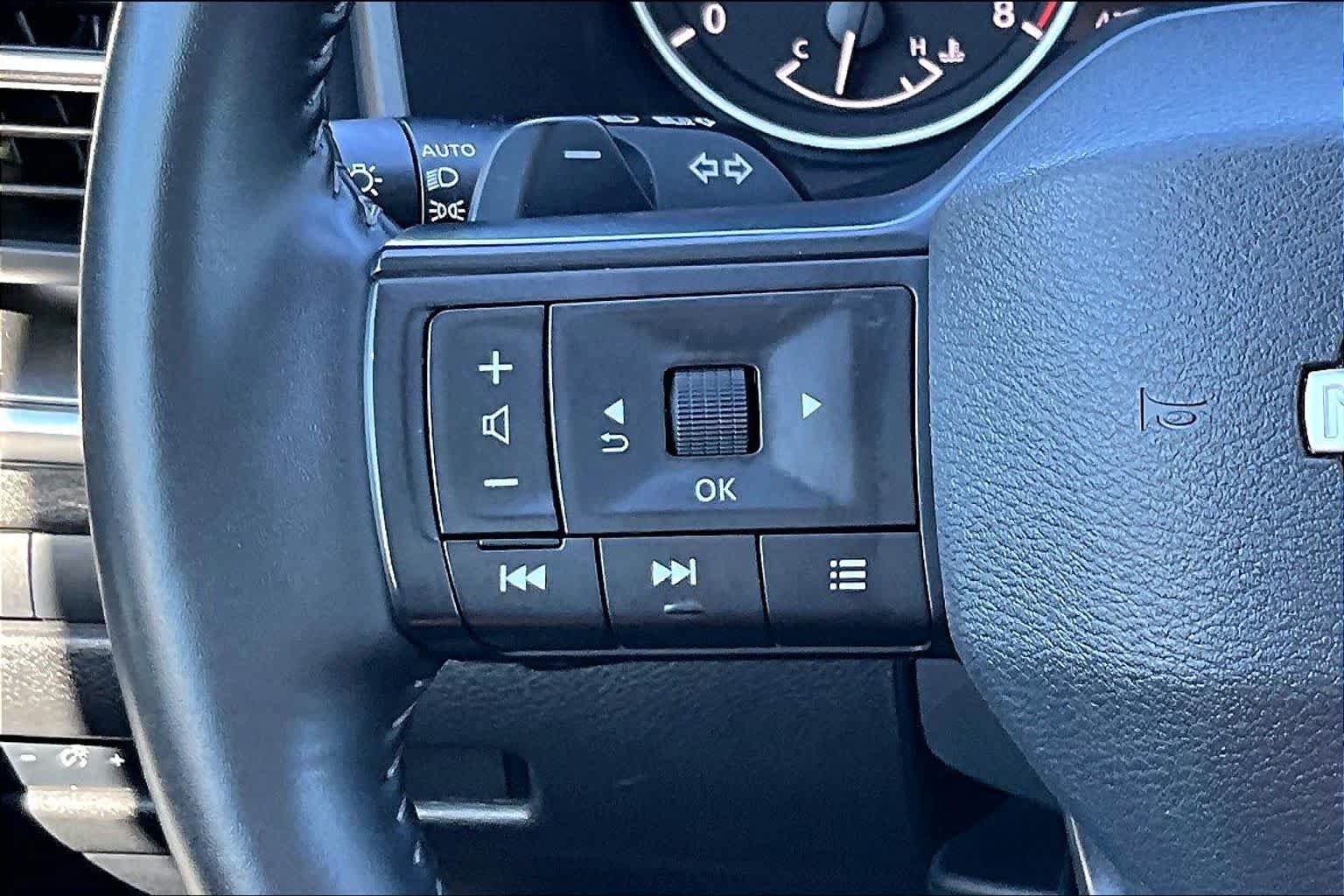 Used 2025 Nissan Rogue SV FWD image 23