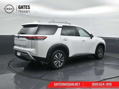 Used 2025 Nissan Pathfinder SL AWD/4WD image 2