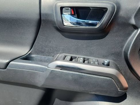 Used 2017 Toyota Tacoma TRD Off-Road w/ Premium & Technology Package AWD/4WD image 13