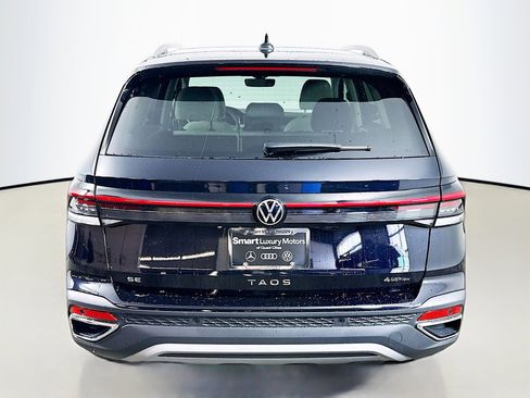 New 2025 Volkswagen Taos SE w/ Panoramic Sunroof Package image 6