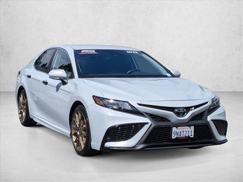 Used 2023 Toyota Camry SE FWD image 3