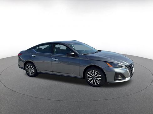 Used 2025 Nissan Altima 2.5 SV image 2