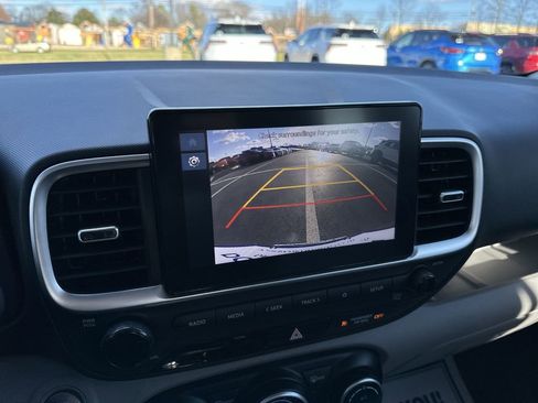 Used 2024 Hyundai Venue SEL image 17