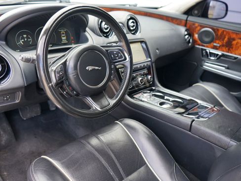Used 2018 Jaguar XJ R-Sport image 17