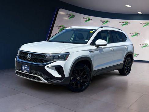 Certified 2022 Volkswagen Taos SE image 3