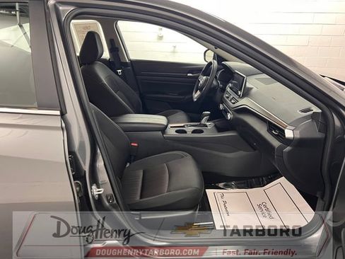Used 2025 Nissan Altima 2.5 SV FWD image 41