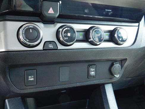 Used 2018 Toyota Tacoma SR AWD/4WD image 16
