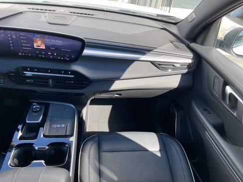 Used 2025 Buick Enclave Preferred image 6