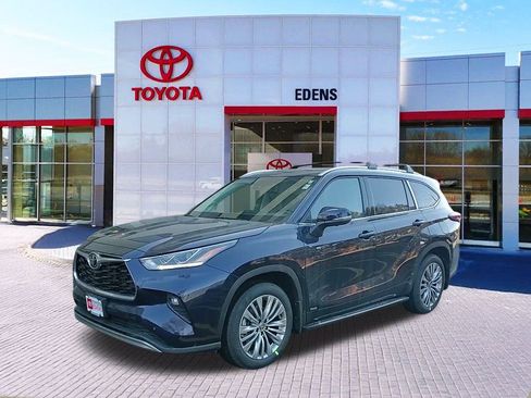 New 2026 Toyota Highlander Platinum image 8