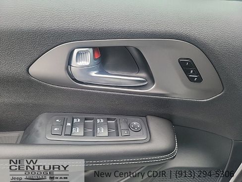 New 2027 Chrysler Pacifica Select FWD image 9