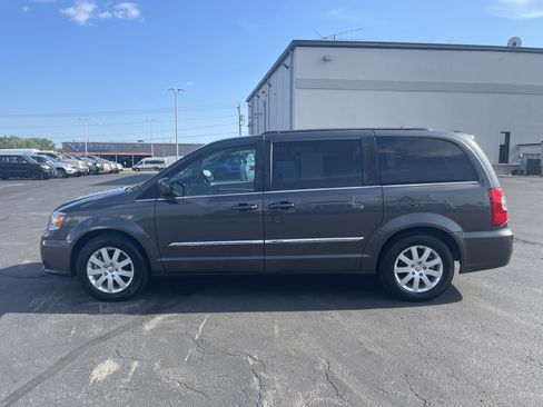 Used 2016 Chrysler Town & Country Touring FWD image 5