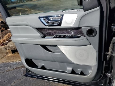 Used 2020 Lincoln Navigator Reserve w/ Luxury Package image 16