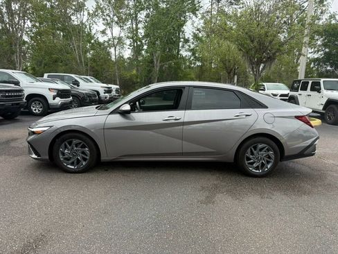 Used 2024 Hyundai Elantra SEL FWD image 2