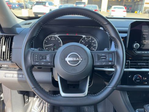 Used 2025 Nissan Pathfinder SV image 18