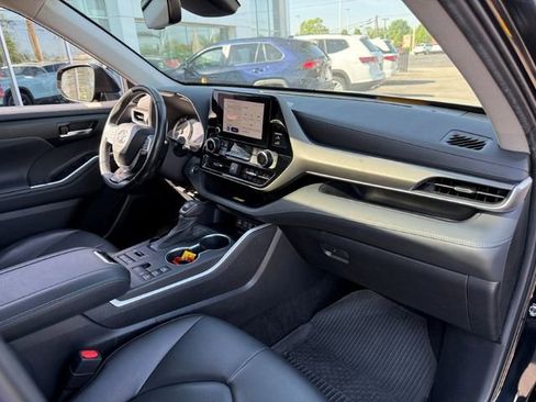 Used 2023 Toyota Highlander XLE AWD/4WD image 24