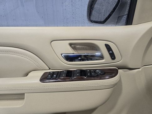 Used 2010 Cadillac Escalade Luxury image 12