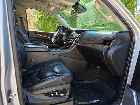 Used 2019 Cadillac Escalade ESV Luxury AWD/4WD image 44
