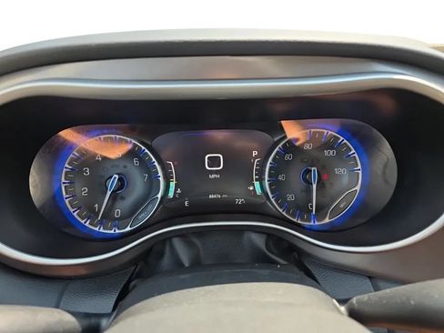 Used 2023 Chrysler Pacifica Touring-L FWD image 25