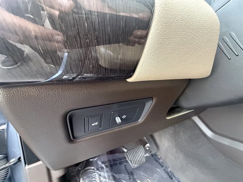 Used 2019 Land Rover Range Rover Sport SE image 24